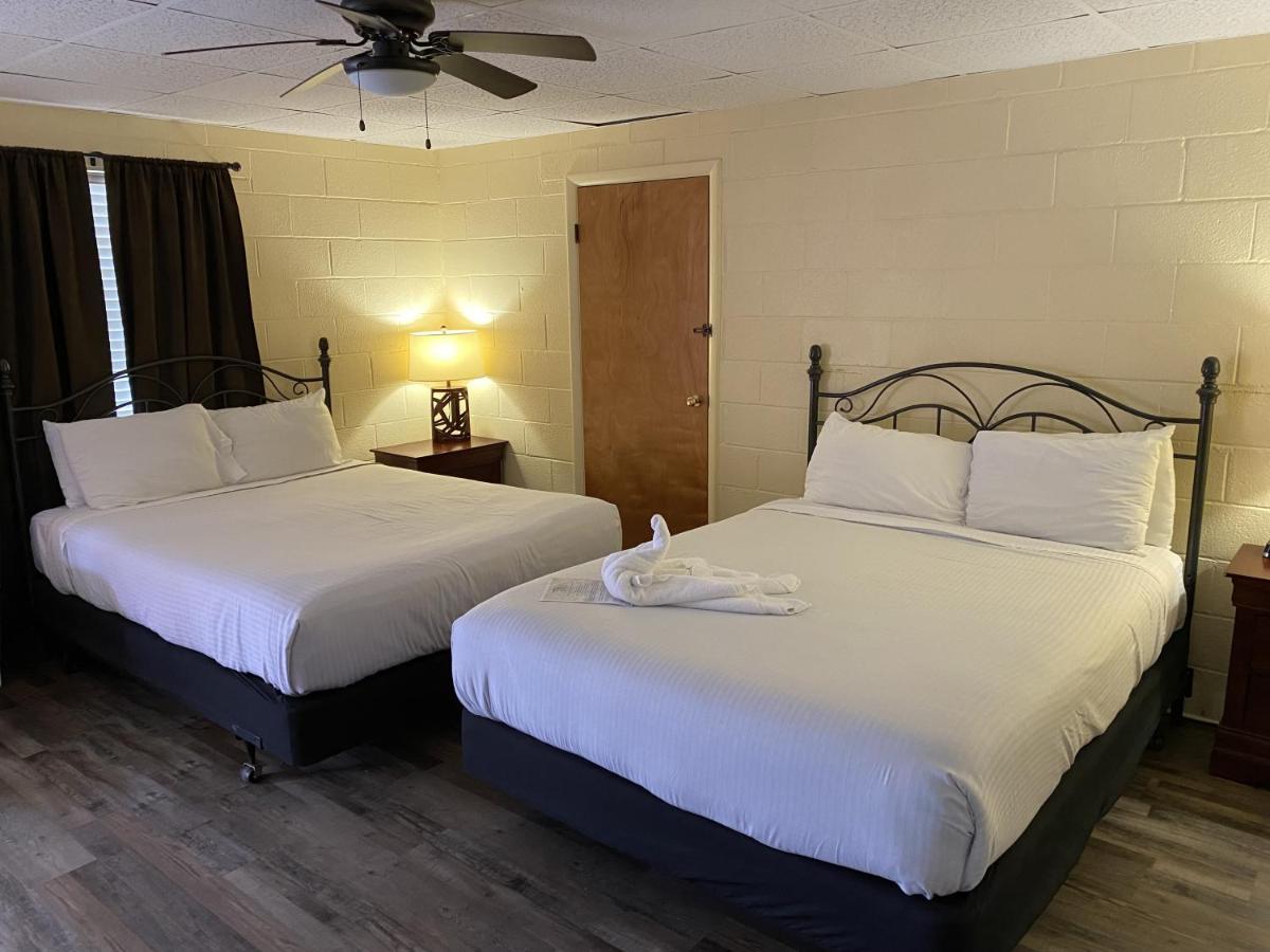 Ji11, Queen Guest Room At The Joplin Inn At The Entrance To Mountain Harbor Resort Hotel Room Mount Ida Kültér fotó