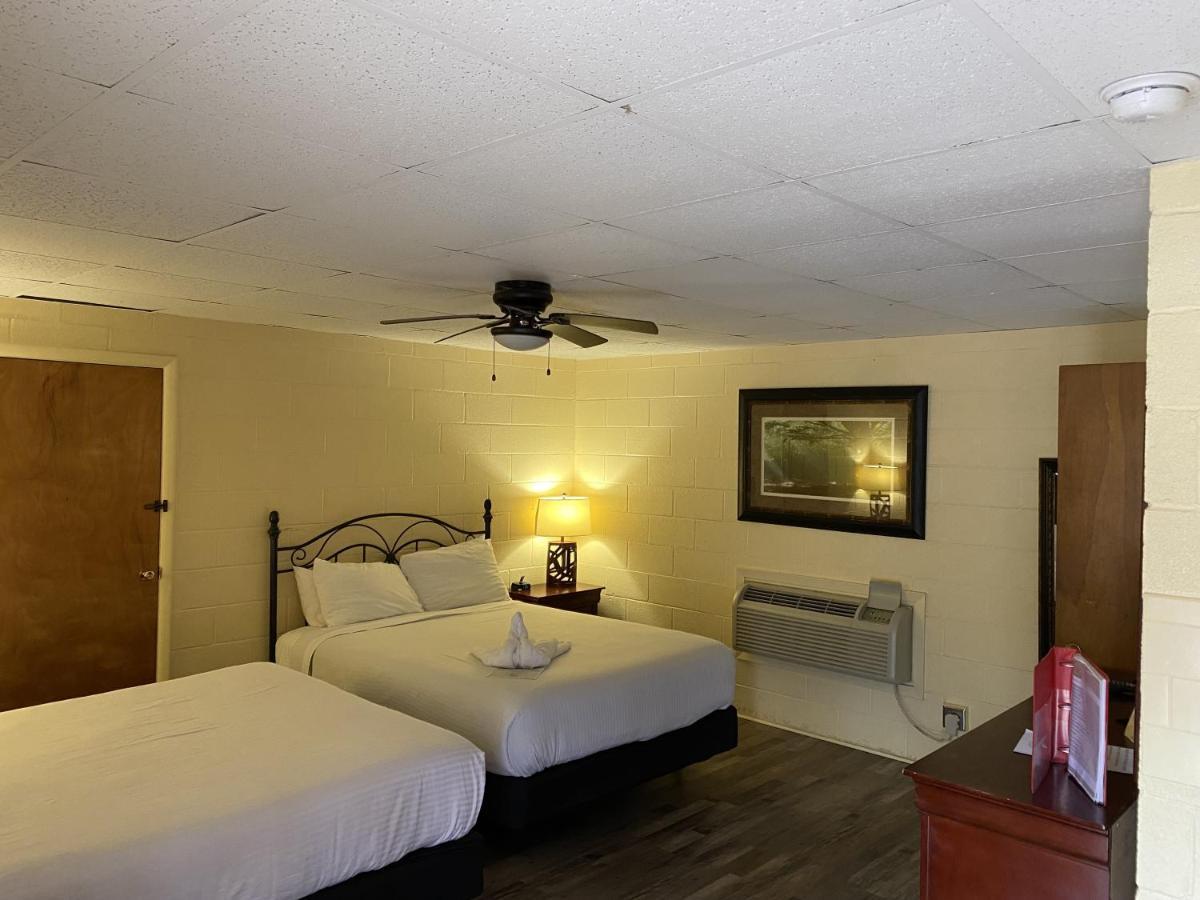 Ji11, Queen Guest Room At The Joplin Inn At The Entrance To Mountain Harbor Resort Hotel Room Mount Ida Kültér fotó