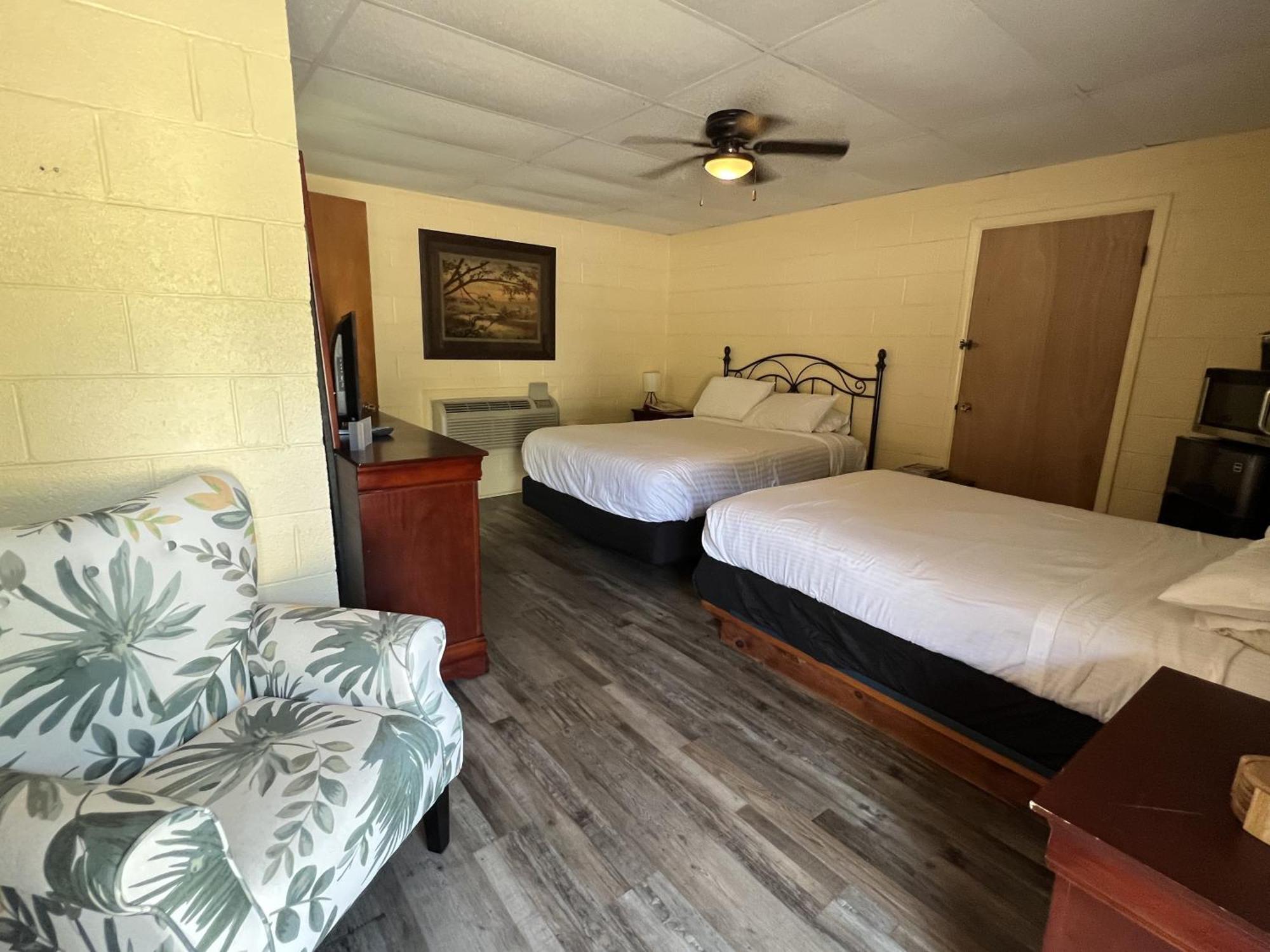 Ji11, Queen Guest Room At The Joplin Inn At The Entrance To Mountain Harbor Resort Hotel Room Mount Ida Kültér fotó
