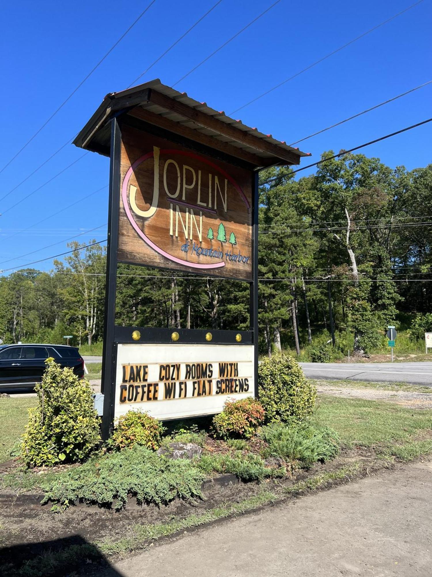 Ji11, Queen Guest Room At The Joplin Inn At The Entrance To Mountain Harbor Resort Hotel Room Mount Ida Kültér fotó